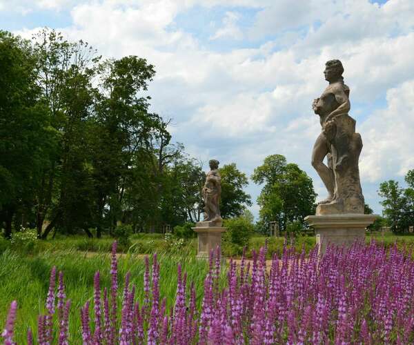 Skulpturen im Park (Foto: Jenny Freier, Verbandsgemeinde Elbe-Havel-Land)